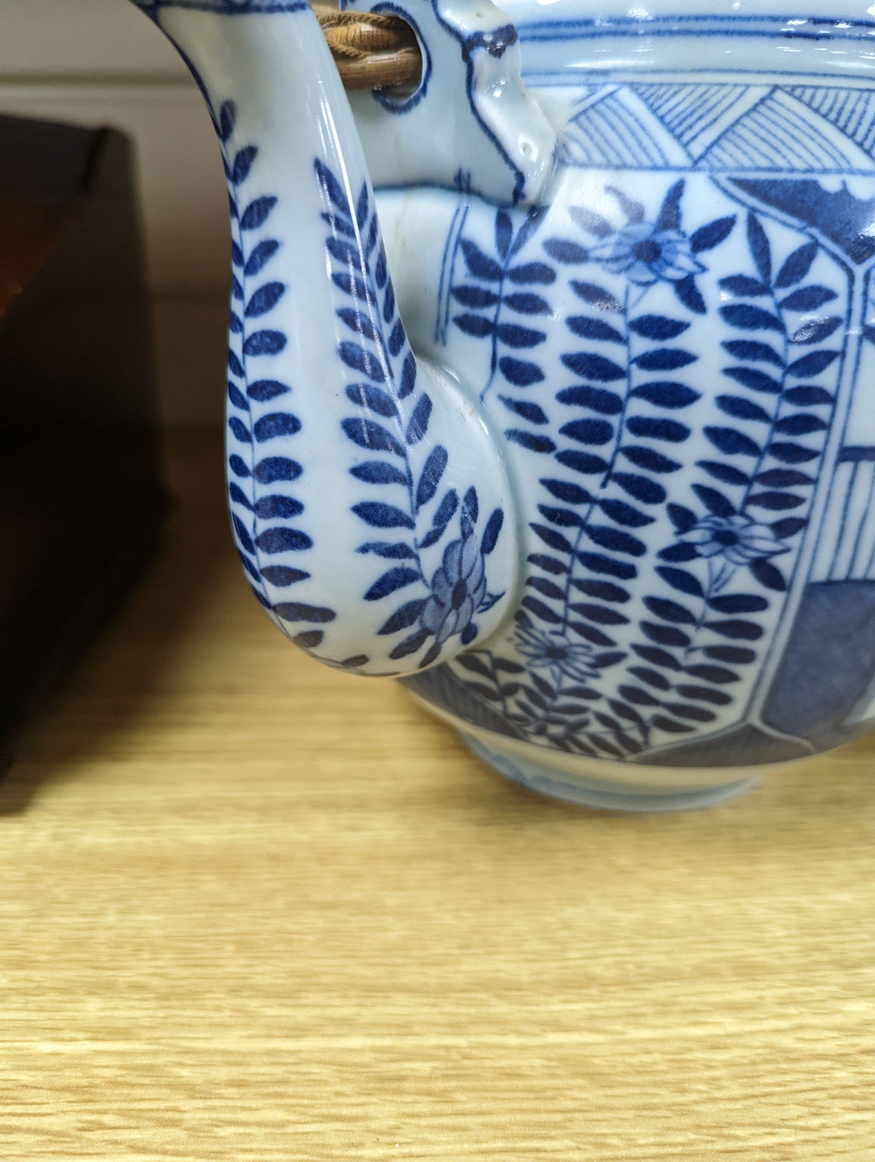 A Chinese blue and white small vase and a teapot 19cm